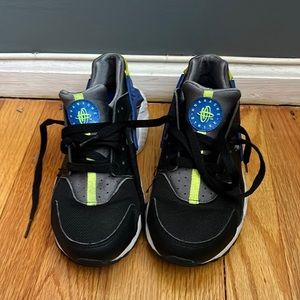 Boys Nike Huarachi sneakers